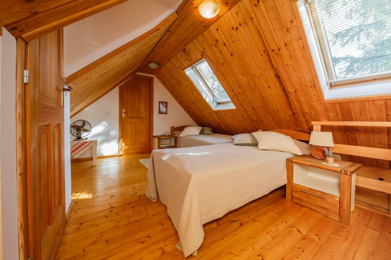 Beautiful Cottage With Heated Pool For 22 Ppl Plaški Exteriör bild