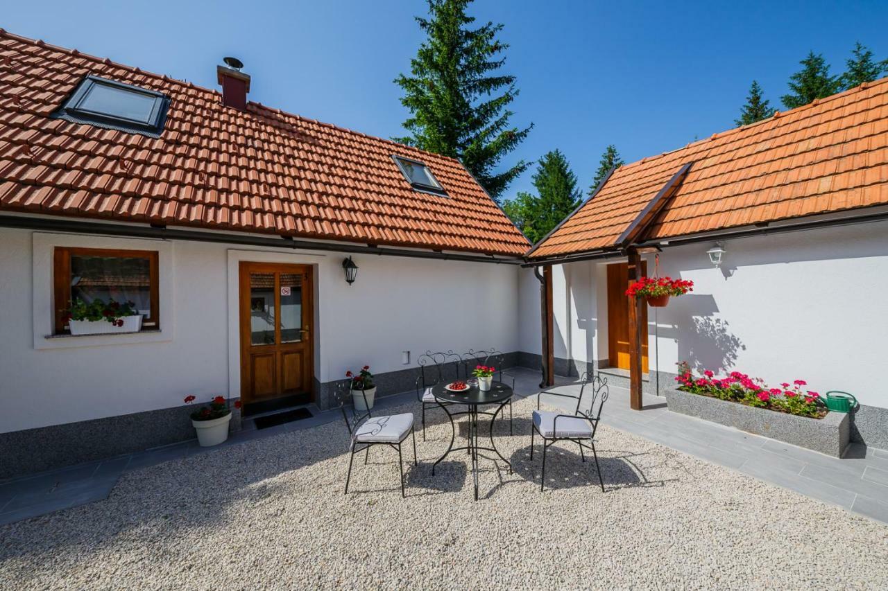 Beautiful Cottage With Heated Pool For 22 Ppl Plaški Exteriör bild