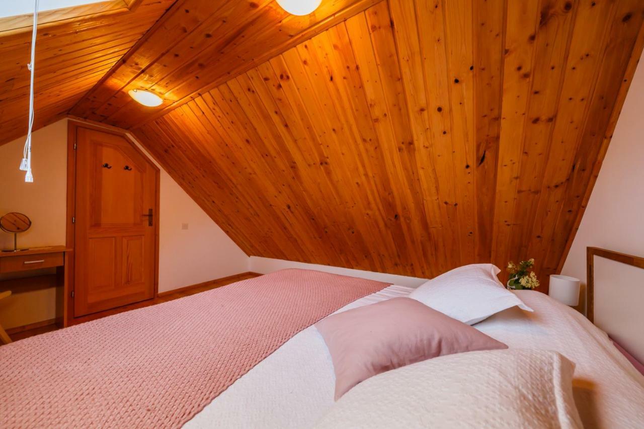 Beautiful Cottage With Heated Pool For 22 Ppl Plaški Exteriör bild